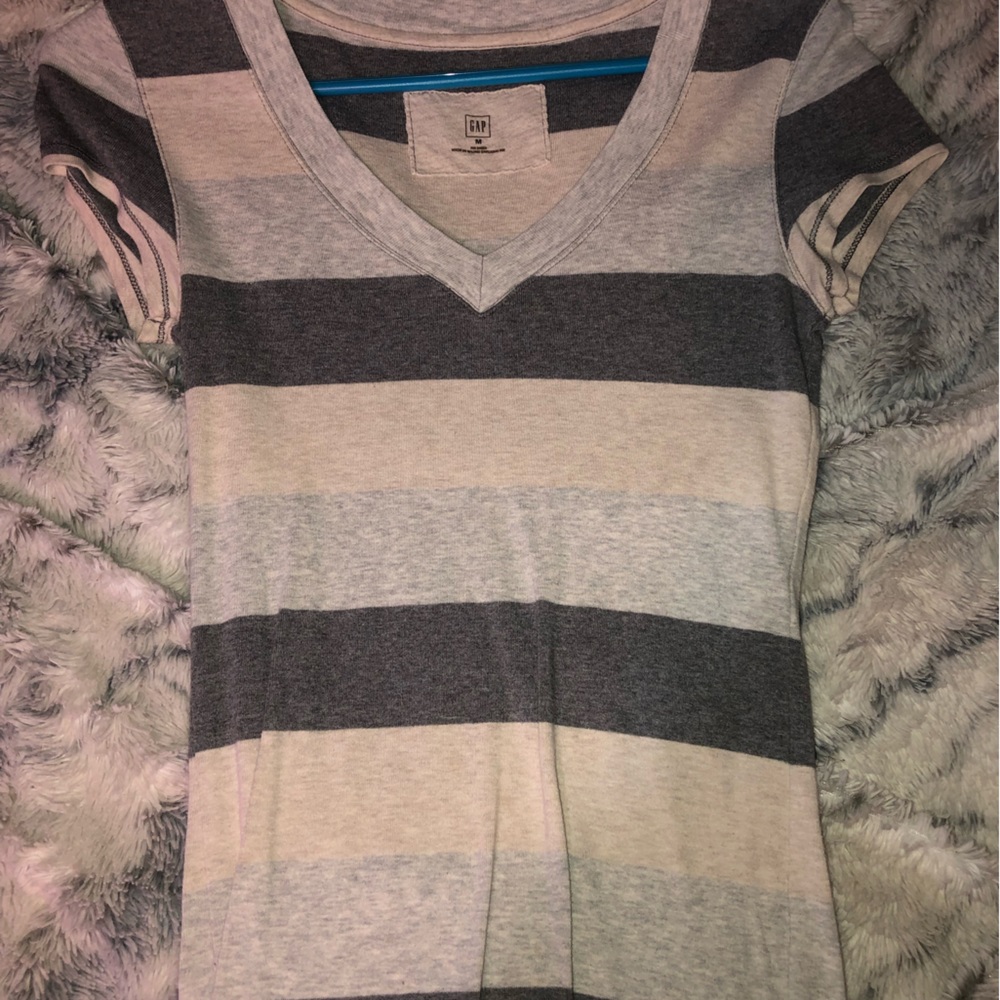 V-neck GAP T-shirt